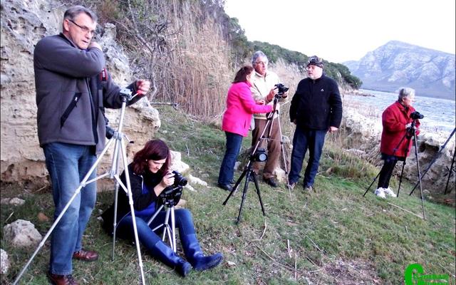 ‘n Deel van Gansbaai Fotografieklub se lede in aksie waar hulle onsuksesvol in die koue na ‘n sonsondergang by Wortelgat gewag het. Van links is Christo Wessels, Nelleke Ferreira, Miemie Pienaar, Marc du Plessis, Riaan Jacobs en Veronica du Plessis.