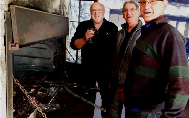 Die braaiers tydens die naweekkamp het hul werk agter die braaivleisvuur net so goed gedoen as agter hul kameras. Van links Riaan Jacobs, Marc du Plessis en Christo Wessels.