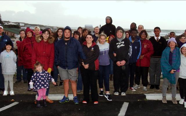 Hierdie groot groep vrolike stappers het onlangs fyn reën en koue getrotseer om vanaf die Toerismekantoor na Gansbaai hawe en terug te stap ter stywing van Gansbaai Academia Marimba Orkes se fondse om aan die Internasionale Marimbafees in Gauteng te gaan deelneem.