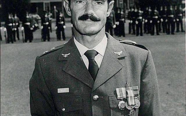 Alec Kitley op ongeveer 34-jarige ouderdom in 1983 in Pretoria, toe al met sy bekende snor, tydens ‘n medalje-oorhandiging deur die Suid-Afrikaanse Lugmag.