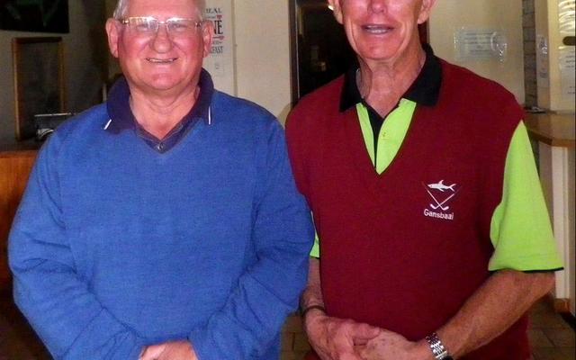 Solly Wessels (links), wat weer koning in die Houespel- en Sloegterskompetisie gekraai het, staan hier by Daan Victor, visie-klubkaptein.