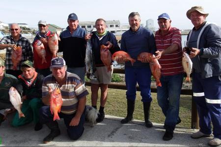 Die Birkenhead boothengelaars tydens verlede Saterdag se boothengelkompetisie spog almal met ‘n rooi roman, òf ‘n rooi stomp, òf altwee, asook ‘n snoek van 3.4kg (agter, 4de van links). Voor van links Jacques Swanepoel, Hennie Groenewald en Ben Uys. Agter van links Leon Lombard, Bertus Prins, Bev Swart, Piet le Roux, George Roman, Jean Downing en Gavin Engelbrecht.