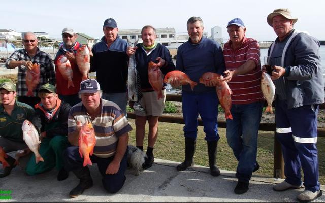 Die Birkenhead boothengelaars tydens verlede Saterdag se boothengelkompetisie spog almal met ‘n rooi roman, òf ‘n rooi stomp, òf altwee, asook ‘n snoek van 3.4kg (agter, 4de van links). Voor van links Jacques Swanepoel, Hennie Groenewald en Ben Uys. Agter van links Leon Lombard, Bertus Prins, Bev Swart, Piet le Roux, George Roman, Jean Downing en Gavin Engelbrecht.