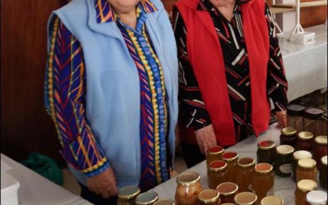 Gansbaai se 2 bekende ongetroude Matthee susters, wat ‘n leeftyd onafskeidbaar was, doen hier diens by die tuisgemaakte konfyte tydens ‘n HaS basaar. Ria staan links en wyle Nellie regs.