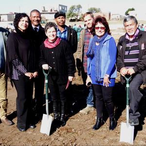 Van die hoofrolspelers tydens Gansbaai Primêr se groot grasplantdag, waarna hulle nòg ‘n regmerkie kon voeg op hulle 70ste bestaansjaarwenslys was van links: Neil Pedro, Anine Volkwyn, Tommy Volkwyn, Maresa de Villiers, Jean Lewis, Steyn Muller, rdl Riana de Coning en Mervin Hess.