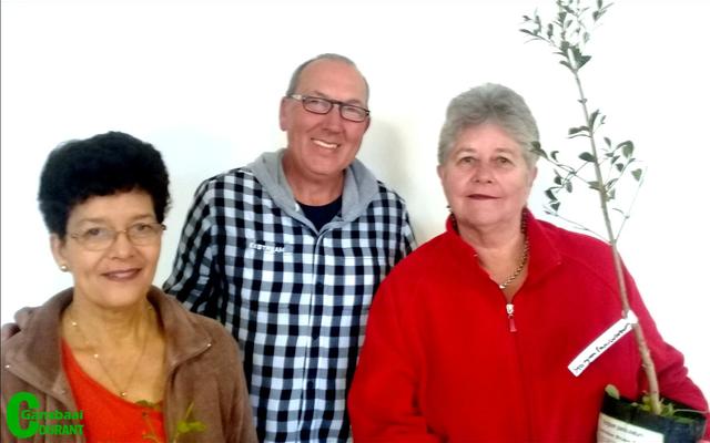 Die Bietoubossers het groot waardering vir hulle gasspreker, Derek Zeller (middel) se tuinbouwenke gehad. Links van hom is Mariana van der Merwe en regs is Leonie Botha van die Bietoubos Damesklub van De Kelders, Perlemoenbaai en Gansbaai.