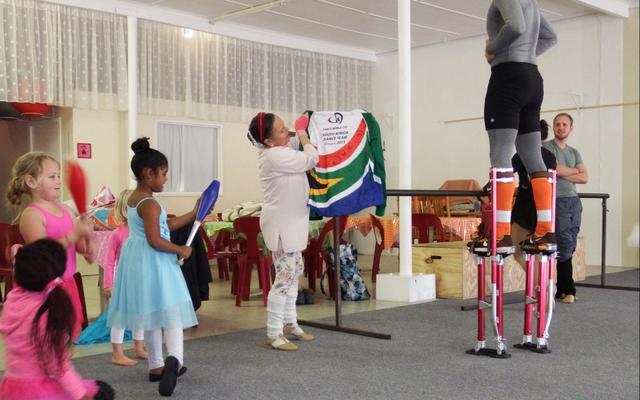 ‘n Kyk “vanuit die hoogte.”  Hier op sy stelte, is dit Wepenaar van der Walt wat afkyk na Christian Pinkerton (regs) se Suid-Afrikaanse trui wat laasgenoemde tydens die wêreld danskampioenskappe in 2015 aangehad het. Lynette van Wyk hou die trui vas.