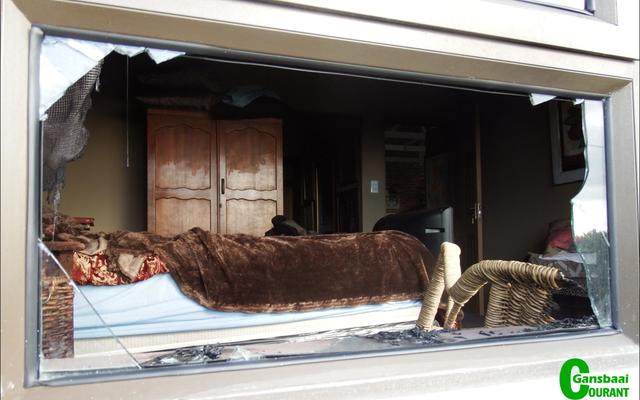 Die klein venstertjie van André en Judith Vorster se slaapkamer wat deur ‘n inbreker uitgeslaan is en waardeur hy vermoedelik ‘n vuurhoutjie aangesteek het om na binne te kyk en die gordyn aan die brand gesteek het.