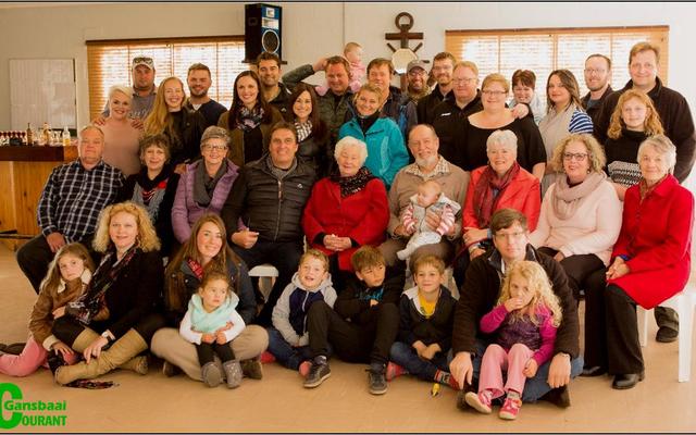 Voor sit Annebelle (agterkleinkind) en Yolande Croucamp (kleinkind), Retha (kleinkind) en Mia (agterkleinkind), Kobus, Jaco en Johan (agterkleinseuns) en Marnus van Staden (kleinseun) met Jessica Croucamp (agterkleinkind) op sy skoot. 2de ry:  Gawie en Riette Rossouw (kinders), Annemarié en Lukas van Staden (kinders) Lida van Staden (90 – die verjaardagnooi), Kobus (oudste seun met die 3 maande oue Lukas op sy skoot – jongste agterkleinkind), Lettie van Staden en Marinda van der Walt (kinders) en Ria van der Merwe (suster). 2de ry:  Lida-Mari en Suné van der Walt (kleinkinders), Nolene, Tarryn en Amanda van Staden (kleinkinders), Jaundré en Amanda Germishuys, Annetjie, Esna en Martin van Staden (kleinkinders), Christine (agterkleinkind) en Pieter Croucamp (kleinseun). Agterste ry: Ricus Engelbrecht, Heinrich Grobler en Heinrich Heyl (vriende), Marcél van Staden (met sy dogtertjie, Mila – 6 mnde), Riaan van Staden (kleinseun), Leon Kemp (vriend) en Johan van Staden (kleinseun).  Foto:  Sonja Walker.