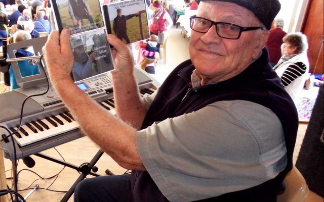 Eddie Barnard vertoon sy nuutste 3 musiekskywe wat hy op 14 Julie 2017 tydens die Woekermark in die Pretoriussaal vrygestel het: ‘Old Time Favourites’, ‘Gospel & Love Songs’ en ‘Oom Eddie vertel lekker lagstories’.