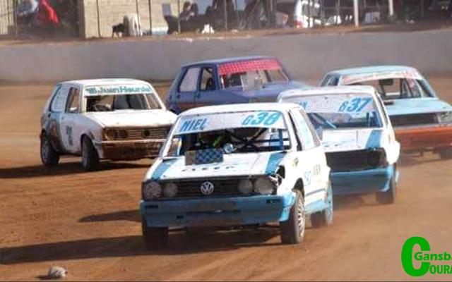 Die deelnemers in aksie tydens die Klein Karoo Stampmotorkampioenskappe, met Niel Engelbrecht wat die voortou neem en sy broer, Johan op sy stert.