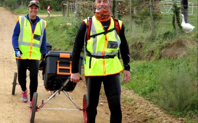 Die stappers, Carmen Mitchell en Tommy Beeslaar het naby Stanford oornag.  Hier is hulle dapper aan die stap na Gansbaai, sowat 20km verder.