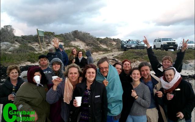 ‘n Groot groep vriende en familie, waarvan verskeie vanaf Johannesburg, het gesellig op Pearly Beach strand gekuier en bittere koue weer trotseer om finaal van Sandra Prinsloo afskeid te neem. Dit was  op versoek van Sandra self. Voor 3de van links staan Anne-Marie Booysen van Pearly Beach Minimark en langs haar is Sandra se eggenoot, Frik Prinsloo.  