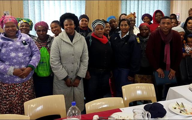 Hierdie groep tevrede vrouens, wat voorheen aan gesinsgeweld onderworpe was, het pas ‘n middagmaal geniet wat deur Gansbaai SAPD vir hulle gereël is. Links voor en agter is lt.kol Moshi (Stasiebevelvoerder) en sers Testa. Voor 3de van links is me Thomas, 4de konst Naidoo, 5de mnr Jansen en 6de me Claassen saam met die groep vroue.