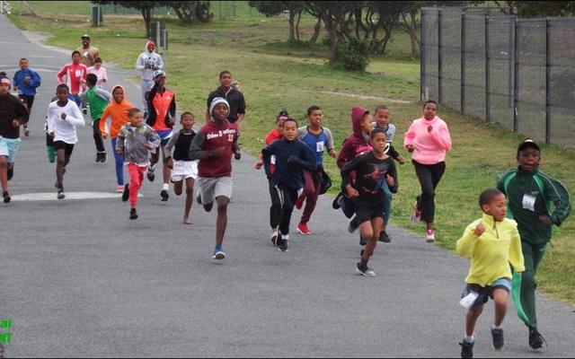 Die kinders het pas vir die 5km wedloop deur Gansbaai weggespring. Die wedloop is deur Denver August en Corrie Avenant, in samewerking met Gansbaai SAPD, gereël.