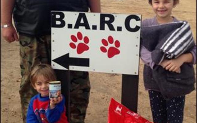 Jancke (8) en Francois (3) oorhandig hulle donasies aan BARC se Nols Jonas, wat hulle op hul eie ingesamel het.