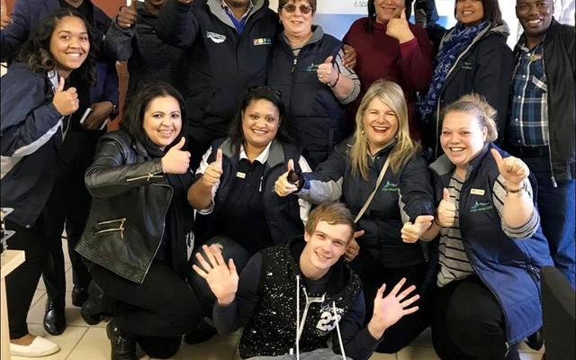‘n Deel van die vrolike groep toerisme-toerlede wat Kaapstad Donderdag, 12 Julie vir die South African Tourism Road Show besoek het, is hier in Hermanus afgeneem voordat die Kleinmondgroep opgelaai is. Die Gansbaaiers is Glenda Kitley (4de van links, agter) en Doulene Els (1ste van regs, middel).