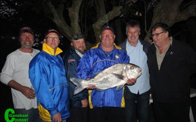 Overberg Kushengelklub se suksesvolle hengelaars van Saterdag, 22 Julie 2017. Van links is Marius Louw (besoeker), Sihan Toua, Wayne Smit (besoeker uit Namibië), Oubaas Lesch, Eldo Marais en Gerrie van der Merwe.