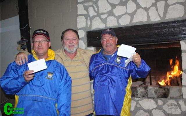 Die tevrede pryswenners is Sihan Toua en Oubaas Lesch, saam met die klubvoorsitter, Frans Claassen (middel).