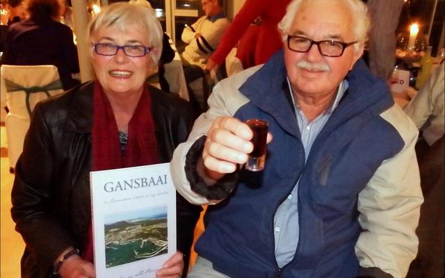 Twee getoë Strandvelders, Jan en SD Fourie van Franskraal, met ‘n verskeidenheid van gepubliseerde werke agter hul name,  is hier afgeneem tydens die bekendstelling van Gansbaai se Gedenkbundel op 6 Mei 2016, Gansbaai - ‘n besonderse streek en sy mense, waarvan hulle die skrywers en samestellers was. (Argieffoto: Gansbaai Courant)