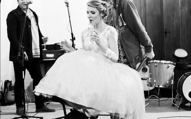 Anton stoot sy bruid die saal in vir die grootste makietie in die Overstrand op maat van sy nuwe liedjie ‘Geroeste kruiwa’.  Anton Goosen en Estie Geldenhuys is nou Vasgetroud!