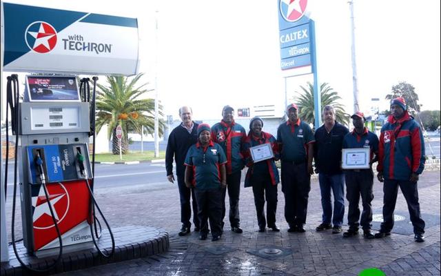 Van links staan Schalk Strauss (motorhawebestuurder), Queen Luthweyi, Theo Masela, Bash Yawa, Collen Blanti, Attie Louw (eienaar), Patrick Bangani en Ego Zakhe.