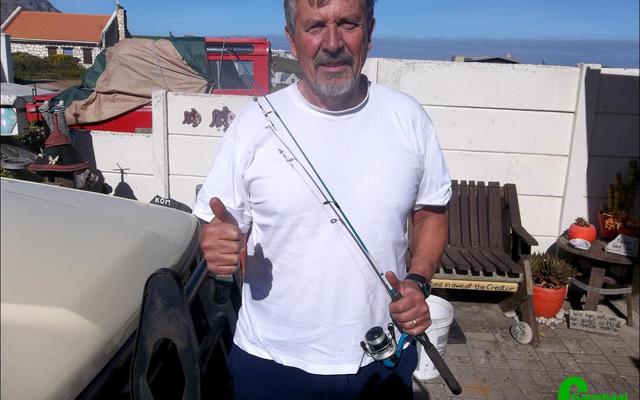 George Rowan spog hier met sy gunsteling-visstokkie (of te wel spinnekop!), maar wat ook sy geheime wapen met die naam “Hot Rod” is!