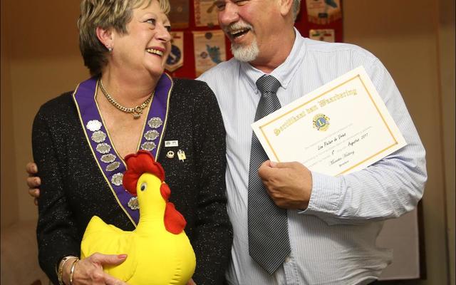 Marietta  Hatting en Pieter de Vries deel ‘n uitbundige oomblik. Marietta wat Saterdagaand as die president van die Gansbaai Lions Internasionale  klub  ingehuldig is vir ‘n tweede seisoen, het haar tydens die prysuitdelingsgeleentheid verspreek en het behalwe vir haar formele presidentsketting, dieselfde aand die ‘Hoender van die Maand’ trofee ingepalm. Boats van Staden is as die Lion van die Jaar aangewys, vir uitsonderlike diens aan die klub en die gemeenskap. 