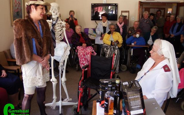 Die HaS winter olimpiade het vir heerlike lagoomblikke gesorg vanjaar.  ‘Oom Stan’ en ‘Auntie Stienie van Bloemfontein’, is hier in ‘n hewige “woordewisseling” betrokke met Suster Linda Meyer, omdat sy hulle verblyf in HaS weier.  Die rede: drank en rook! Hul verweer:  “Ons moet verblyf kry en die drank is al plesiertjie in die lewe wat ek nog het!”.