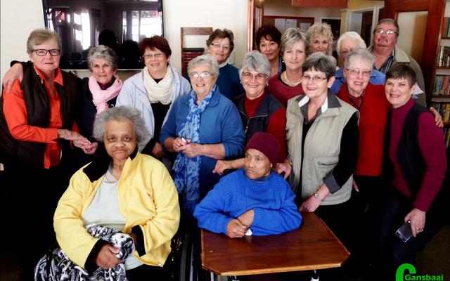 Die groep Goue Hande wat HaS se sukses-volle Winter Olimpiade gereël het, staan agter Karlina Appel en Emma Booysen.
