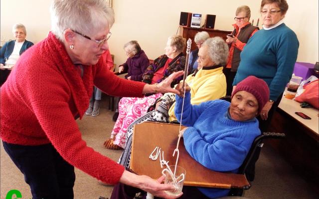 Emma Appel is baie in haar skik met die vis wat sy uitgetrek het – rolstoel en al!
