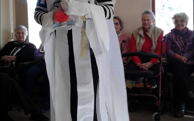 Stella Swart, een van die “suster”-bruide, het HaS se inwoners na hul asems laat snak met haar pragtige uitrusting en ruiker.