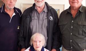 Ouma Anna Hill vier 90 jaar