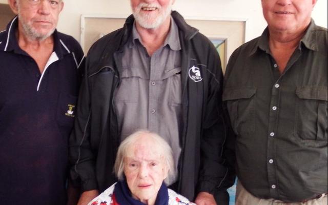 Ouma Anna Hill van Herberg-aan-See Tehuis vir Bejaardes het op 3 Augustus 2017 haar 90ste verjaardag gevier. Die feestelike geleentheid is deur haar 3 seuns Henry, Adriaan en Tim gereël.