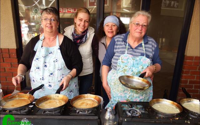 MJ du Toit (Pieter Jnr) , graad 10 leerder van Hermanus Hoërskool is gekies vir die o/19 7’s rugbyspan wat in November na Dubai reis.  Ilse Klopper, Leigh Mclaren, sy ma Linda en ouma Riana is hard besig om fondse te in om sy droom te bewaarheid.  Skakel Linda by 079 692 1913 as jy ‘n bydrae wil maak.