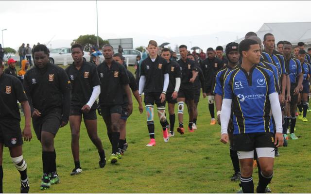Links stap die gedugte o/19 rugbyspan van die Sharkies saam met Eben Dönges se o/19’s op die veld vir ‘n titaniese stryd, met die Sharkies wat 43-0 gewen het.