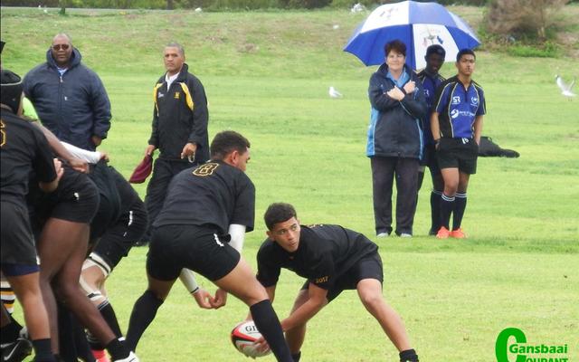 Reaudan Dreyer van die Sharkies laat loop sy agterlyn in die titaniese wedstryd van die o/19’s.