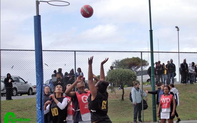 Erin Hansen teken een van die Sharkies se 26 netbalpunte teen Eben Dönges aan.