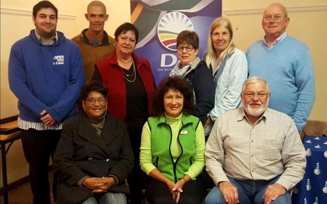 Hulle is voor van links: Moira Opperman (vise-voorsitter), Riana de Coning (voorsitter) en Nico Naude (sekretaris). Agter van links: Clinton van der Byl (lid), Raain Murtz (lid), Ivy van Huysteen (lid), Glenda Kitley (lid), Julia Barlow (tesourier) en Dudley Coetzee (Overstrandse Onderburgemeester).