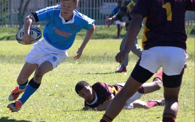 Gansbaaier, MJ du Toit van Hermanus Hoërskool in aksie op die rugbyveld. Hy is in die o/19 7’s span opgeneem wat einde vanjaar sy skool in Dubai sal verteenwoordig.
