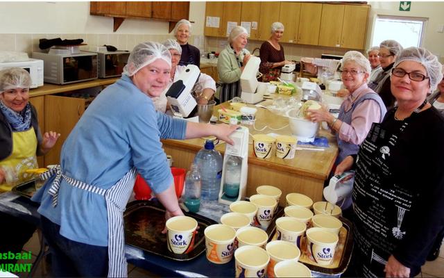 Daar word behoorlik gewoeker met dié dat Herberg-aan-See Tehuis vir Bejaardes (HaS) se jaarlikse basaar om die draai is. 1 000 pasteie is reeds netjies weggebêre vir die groot dag en op die meegaande foto is ‘n groep vroue besig met die tweede baksel van ‘n duisend pasteie. 100 dosyn koeksisters is ook gereed vir die groot koop- en eetdag wat Saterdag, 23 September plaasvind.  Kleinkoekies, groot koeke, plaasvars groente en smaaklike etes wag op basaargangers. 