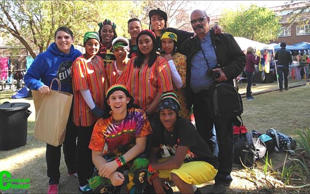 Dit is hoe die Marimbas geklee was tydens hulle wenitem. Voor van links Izaan Newman en Sebastian Johnson. Middel van links Rialet Marais (afrigter), Daylen Tobias, Jaygon Visagie, Heidri Loff en Kaylin Robertson. Agter van links Simorné Europa, Ulrich Visagie, Lorenzo Geldenhuis en Tommy Wilson (skoolhoof).