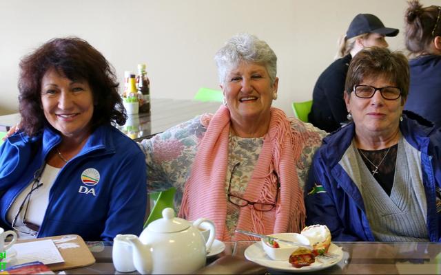 Riana de Coning (links) het haar breispan verlede week bedank vir hierdie liefdestaak wat hulle jaar na jaar verrig, tydens middagkoffie by Black Mountain Coffee Diner. ‘n Ou staatmakerbreier, Claudine O’Connor kuier hier saam met  Glenda Kitley.  