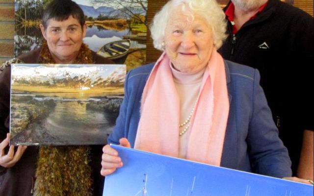 Twee Bietoubossers was in ekstase toe hulle elk een van Riaan Jacobs, gasspreker, se pragtige foto’s met ‘n looitjietrekking gewen het. Van links is Marie Groenewald, Alta Pelteret en Riaan Jacobs.