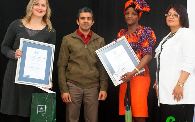 Bulelwa Sam (3de van links) van Masakhane Primary School ontvang die toekenning vir Uitnemendheid in Graad R Onderrig. Saam met haar is van links Elzanne Le Roux (naaswenner, Clinton Windvogel (CapeNature) en Edith Wyne-Trollip. 