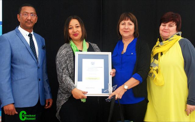 Heidi Chivelle (3de van links) het die Nelson Mandela Lifetime Achievement-toekenning ontvang.  Sy is verbonde aan Laerskool Gansbaai. Saam met haar is Edward Kies, Cherisse Summers (Ou Mutual) en Annelien Crous (Ou Mutual).