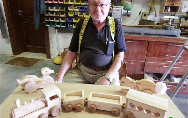 Nog ‘n harde werker vir Herberg-aan-See se komende basaar, is Rodger Voigt van De Kelders. Sy jaarlikse “roeping” is om so veel as moontlik houtspeelgoed namens die Houtwerklub te maak. Hier staan hy by enkele voorbeelde van sy handewerk. Die basaar vind plaas op Saterdag, 23 September 2017 in die Pretoriussaal en sal om 09:00 geopen word.