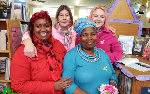 Vrolik, vrolik en bly...  Gansbaai Biblioteek se personeel deel in die vrolikheid van die lenteseisoen wat aangebreek het. Ronette Dreyer en Busisiwe Mtatase staan voor en  agter van links is Sharman Geldenhuys (bibliotekaresse) en Edna van der Linde.