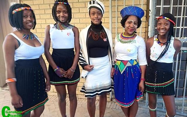 Gansbaai Academia het vuur en vlam aan Loslitdag, 1 September 2017 deelgeneem. Van links is Sinovuyo Kotsana, Zainabo Anzurani, Lerato Hermanus, Mihle Gosa en Siyamthanda Ngaleka.