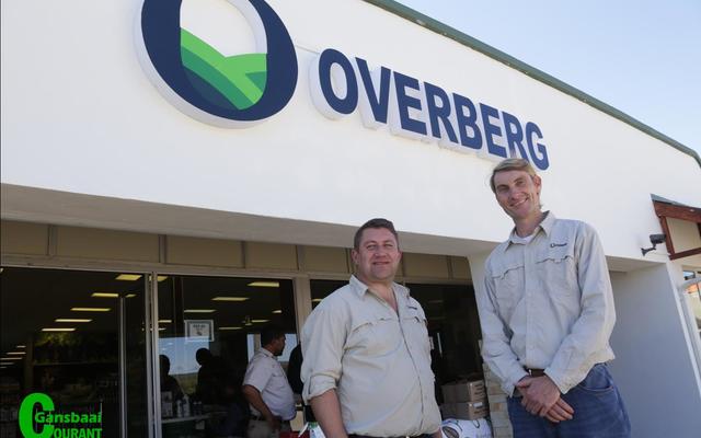 Jaco Jonker,  takbestuurder by Overberg Agri was in sy noppies oor die suksesvolle promosiedag waartydens die onderneming bykans 4 keer meer as hulle normale daaglikse omset gedoen het. Hier staan hy by Johan Greyling, stoorbestuurder: Overberg Agri.  Jaco sê die sukses kan toegeskryf word aan die uitstekende uitstallings en demonstrasies van verskaffers wat baie moeite gedoen het om die nuutste produkte op die mark na Stanford te bring.